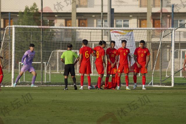 1703554940895079659.jpg 颜骏凌被判罚禁区外手球后国足排人墙.jpg